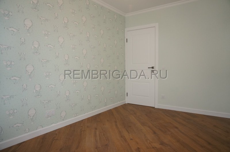 Оклейка стен обоями детская комната в Москве