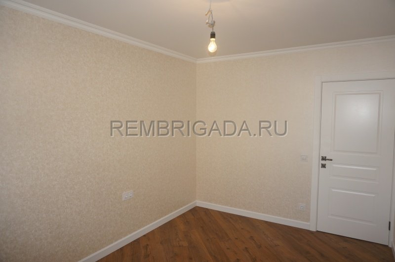 Оклейка стен обоями в спальне в Москве
